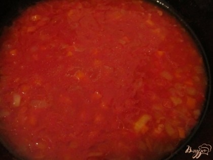 Добавляем томатный сок и доводим до кипения.