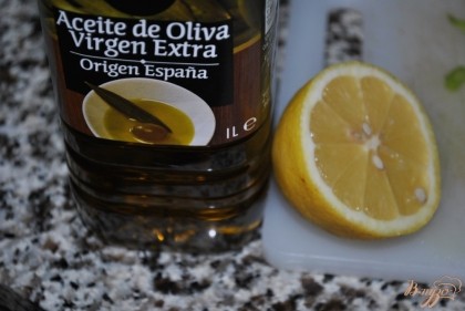 Заправить салат оливковым маслом и лимоном, перемешать
