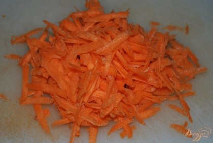 Натереть морковь на крупной терке