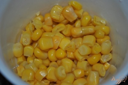 Добавить кукурузу(свежемороженую или консервированную)