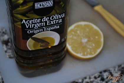 Заправить салат оливковым маслом и лимонным соком, перемешать