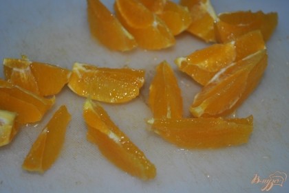 Очистить апельсины и нарезать дольками