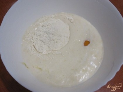 В опару влить яйцо, масляную смесь, ванильный сахар. Замесить тесто, постепенно добавляя муку.