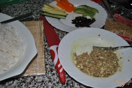 Подготовить начинку:- у авокадо и чернослива убрать косточку, нарезать пластинками,- огурец и болгарский перец нарезать длинной соломкой