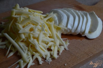 Твердый сыр  натереть на терке, моцареллу нарезать на тонкие ломтики.