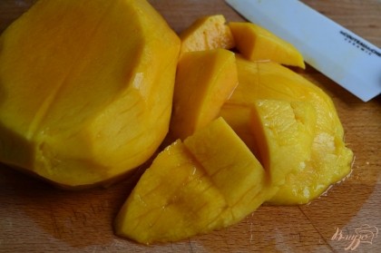 С плода манго срезать всю мякоть и переложить в сотейник.Взбить погружным блендером в пюре.