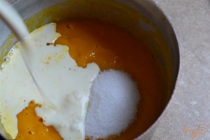 Добавить сахар и сливки.Сахара мало, потому что манго был очень спелым и сладким.