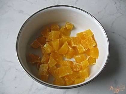 Очищаем средний апельсин и режем его так же на кубики.