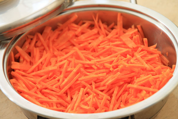 Морковь трём или режем мелкой соломкой, закладываем в кастрюлю и ставим на маленький огонь. Хотя морковь и достаточно сочная сама по себе, но для размягчения ей нужно время, поэтому нагреваем её постепенно.