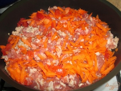 В это время добавить к фаршу порезанные морковь, лук, чеснок и помидор.