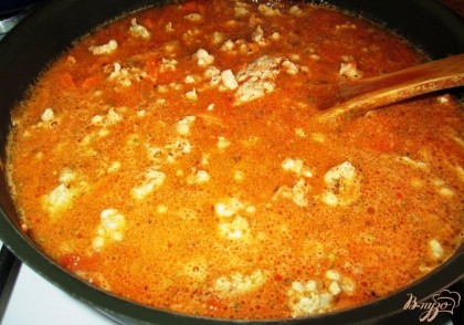 Затем залить фарш водой, добавить томатную пасту, смесь перцев и посолить.Тушить под крышкой примерно 15-20 минут.