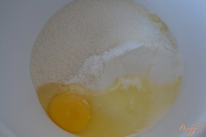 Отправляем в миску яйцо, муку, растительное масло, разрыхлитель и перемешиваем.
