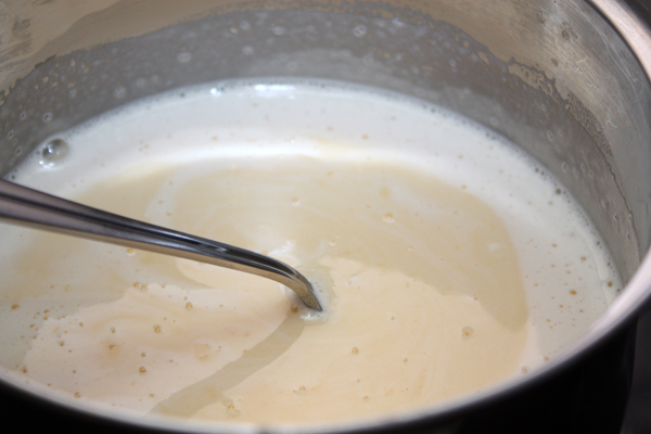 Вскипятите молоко с сахаром и стручком ванили, разрезанным пополам вдоль.