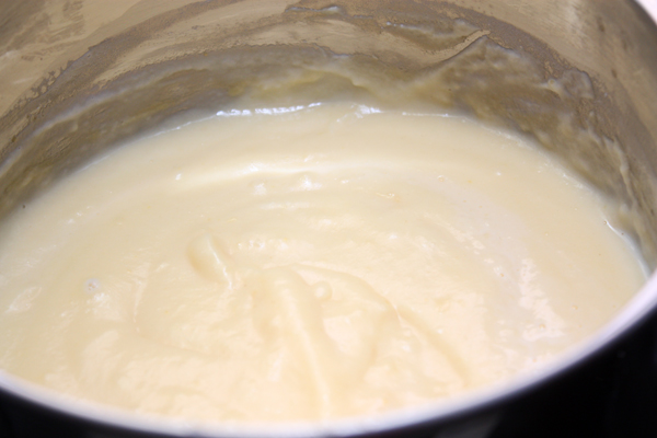 Помешивая, влейте молоко в желтки и нагревайте до загустения. Не переставайте мешать, чтобы не было комков и крем не пригорел. Остудите, накрыв крышкой или пленкой.  Начиняйте эклеры остывшим кремом, делая надрез сбоку или вводите крем кондитерским шприцом.