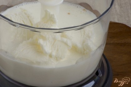 Для приготовления коктейля поместите в чашу блендера молоко, сахар и мороженое, извлечённое из стаканчика.