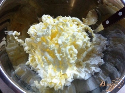 Творожно- масляное тесто не только очень вкусное, оно еще и готовится почти моментально. Холодное масло режем крупными кубиками. Посыпаем солью и ванилином.