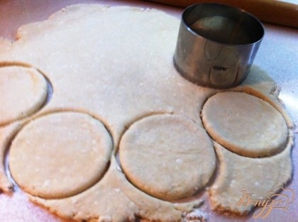 Тесто раскатать до толщины 2-3 мм на столе, хорошо посыпанном мукой. Нарежьте из теста кружочки, как на пельмени.