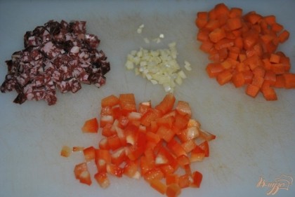 Очистить и нарезать кубиками морковь, болгарский перец, колбасу и чеснок.