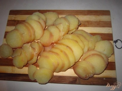 Картофель отварить в мундирах и нарезать кружочками.