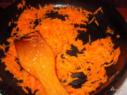 Морковь так же немого обжарить.