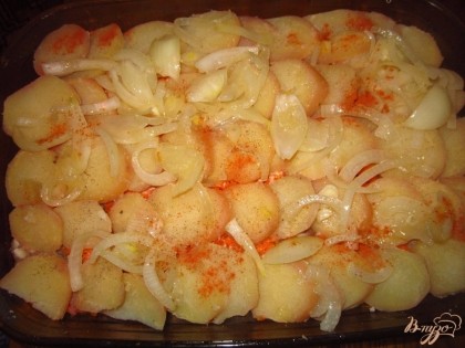 Форму смажьте растительным маслом и выложите слой картофеля, приправить его солью, перцем, паприкой и выложите сверху лук.