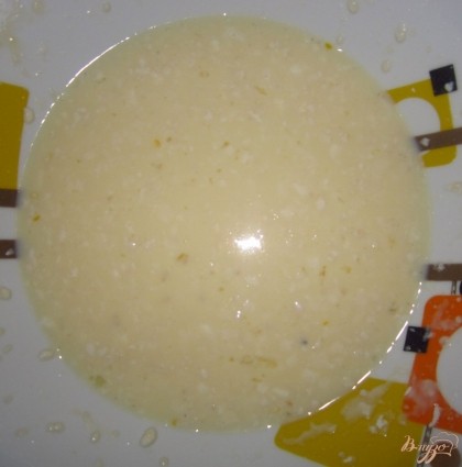 В миску влейте молоко, добавьте яйцо, соль и муку взбейте венчиком, что бы не было комочков и полейте немного первый картофельный слой.