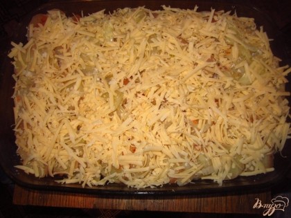 В последнем слоем выложите снова картофель с луком и посыпьте натертым сыром.