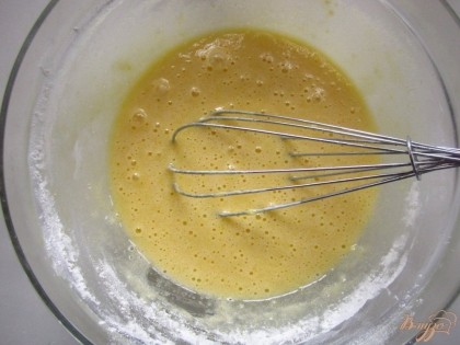 Варим крем. Молоко вскипятить. В миске взбить яйца с сахаром и ванильным сахаром.Добавьте муку и взбивайте до однородности.
