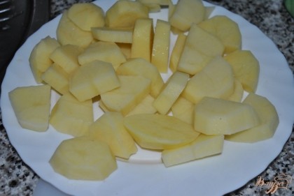 Очистить и нарезать картофель широкими кольцами