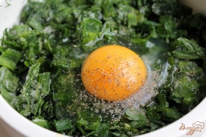 Добавляем яйцо и посыпаем зелень черным молотым перцем.