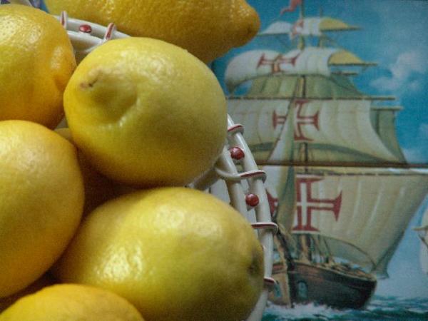 Лимоны для джема подбираем жёлтые, ароматные, сочные, с тонкой кожицей. Общим весом 1,5 кг.  Спелый лимон тяжелее при сравнении, в нем уже накопилось достаточное количество сока. В неспелых лимонах (цитрусовых) сока меньше, они сухие внутри.   Чтобы сделать джем из апельсинов, соблюдаем те же пропорции, но добавляем сок 2 лимонов и 1 палочку корицы в качестве ароматизатора. Если будете готовить апельсиновый джем исключительно для рулета, то добавление корицы не обязательно.
