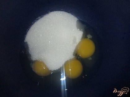 Яйца взбить с сахаром.