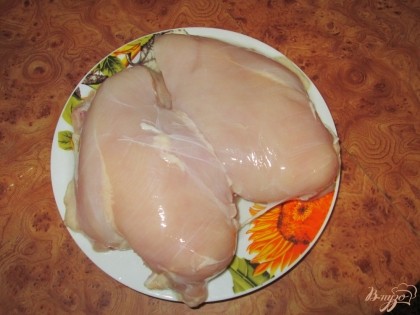 Куриное филе помыть, порезать на кусочки и перемолоть на мясорубке. Лук почистить и также перемолоть.
