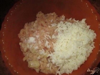 Перемешиваем фарш с рисом, солим, перчим и хорошо вымешиваем.