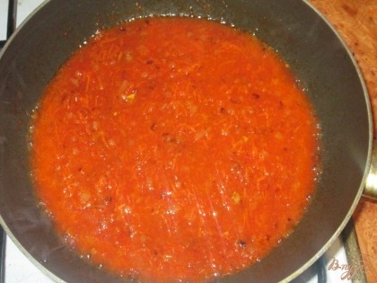 На сковороде с подсолнечным маслом обжариваем мелко нарезанные лук, морковь заливаем все томатным соком и кипятим 1мин.