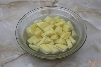 Две крупных картофели нарезаем средним кубиком.