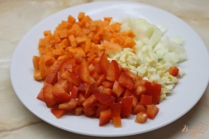 Нарезаем лук, чеснок, морковку и перец болгарский мелким кубиком.