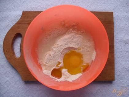 добавить яйцо, растительное масло и воду.