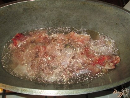 вливаем воды, чтобы скрывала мясо.Ставим на огонь и тушим 35-40 минут.