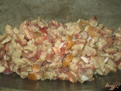 Мясо свинины нарезаем на небольшие кусочки и выкладываем в казан. Слегка обжариваем на растительном масле.
