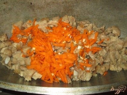 Затем перчим, добавляем репчатый лук, морковь, чеснок,