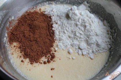 Далее сыпучие ингредиенты. Добавляем в миску какао и муку, соединенную с разрыхлителем. Тесто замешиваем блендером.