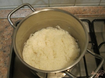 Рис сварить в подсоленой воде почти до готовности.