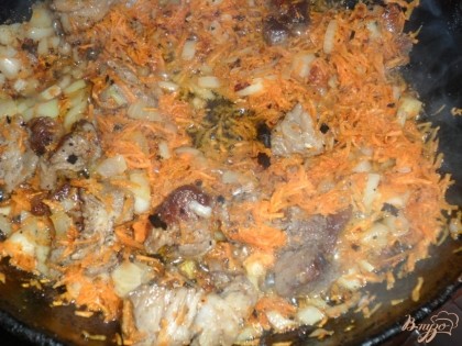 Добавить к мясу мелко порезанный лук и натертую на мелкой терке морковь.
