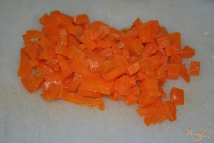 Вареную морковь очистить и нарезать