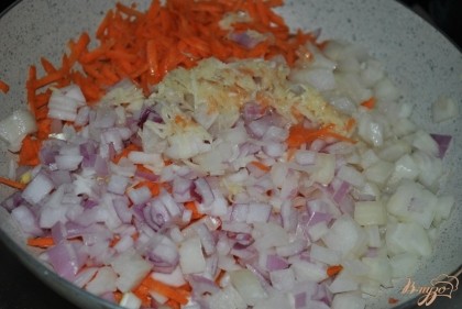1 морковку натереть на крупную терку, 2 луковицы очистить и нарезать, 2 зубочка чеснока очистить и натереть на мелкую терку