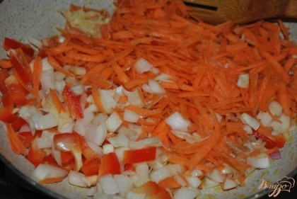 Оставшиеся морковь, лук, чеснок и перец болгарский нарезать и натереть для подливы. Пассировать 2 минуты