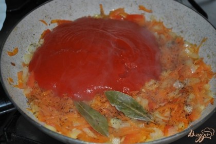 Добавить томатную пасту, лавровый лист, немного посолить и поперчить.