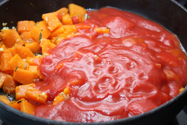 Добавьте томатное пюре или очищенные от кожицы и мелко нарезанные свежие помидоры.