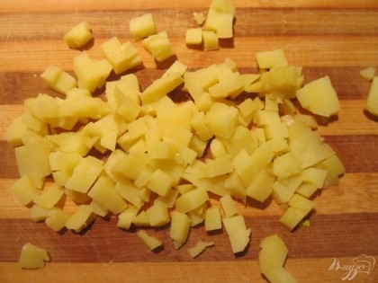 Картофель также нарезаем кубиками.